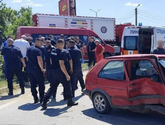 Pompierii romani au intervenit la un accident rutier in drumul lor spre Grecia | imaginea 1