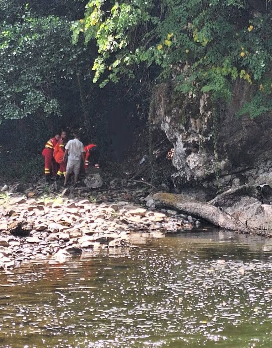 Salvat din prapastie Un copil de 8 ani a cazut 15 metri in rapa | imaginea 2