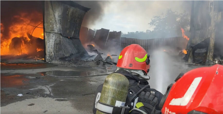 Trei persoane ranite in urma unui incendiu masiv | imaginea 1