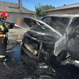 Autoutilitara in flacari  Pompierii au salvat casele din apropiere | imaginea 1