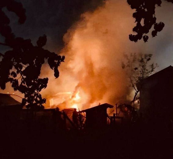 Doua case au ars in intregime  doua au fost salvate la limita | imaginea 1