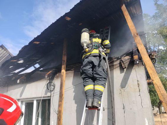 Incendiu de la un scurtcircuit  O vecina a dat alarma | imaginea 1