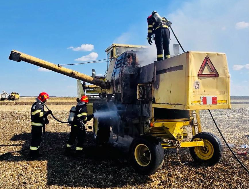 Incendiu pe camp  O combina agricola a luat foc in timpul recoltarii | imaginea 1