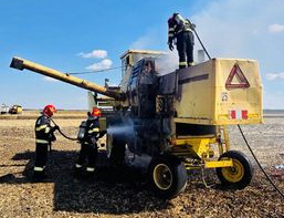 Incendiu pe camp  O combina agricola a luat foc in timpul recoltarii | imaginea 1