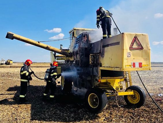 Incendiu pe camp  O combina agricola a luat foc in timpul recoltarii | imaginea 1