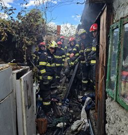 Incendiu violent  O casa a ars din cauza unei lumanari lasate aprinse | imaginea 1