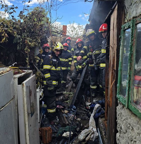 Incendiu violent  O casa a ars din cauza unei lumanari lasate aprinse | imaginea 1