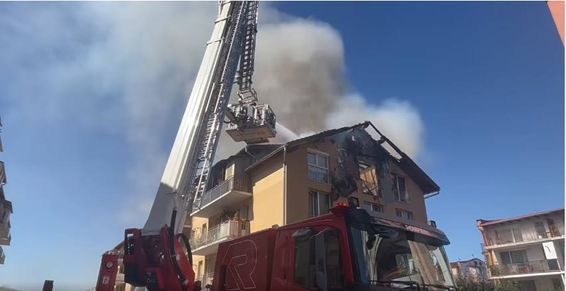 Incendiu violent la un bloc  Locatari evacuati  pagube uriase | imaginea 1