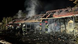 O magazie plina cu bunuri a fost mistuita de flacari | imaginea 1