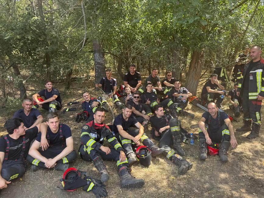 Pompierii aradeni lupta cu incendiile devastatoare din Serbia | imaginea 1
