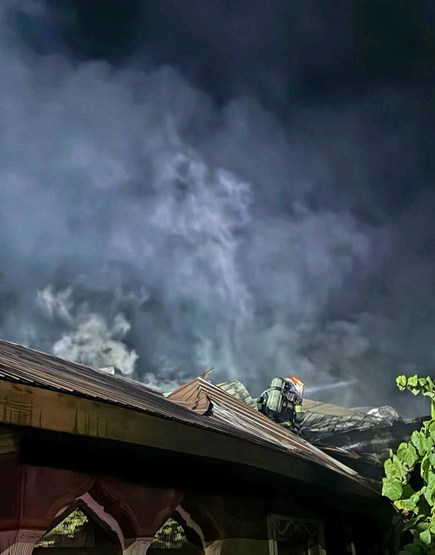 S au salvat in ultima clipa dintr o casa cuprinsa de flacari | imaginea 1