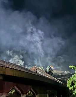 S au salvat in ultima clipa dintr o casa cuprinsa de flacari | imaginea 1