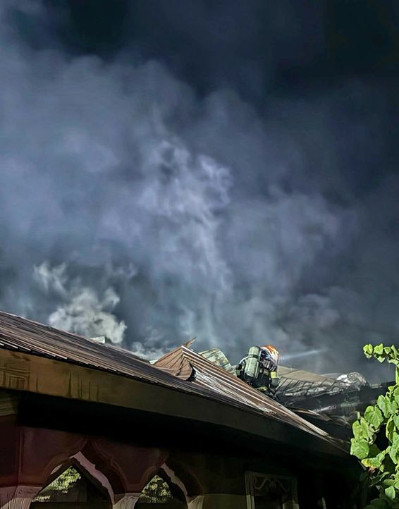 S au salvat in ultima clipa dintr o casa cuprinsa de flacari | imaginea 1