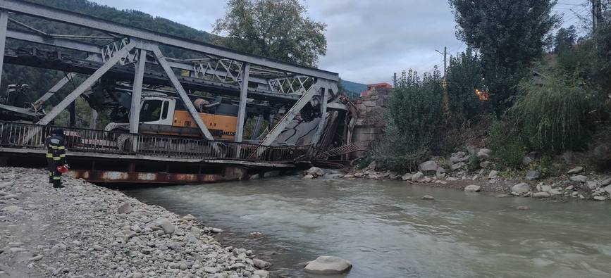 Trafic deviat  Un pod de fier s a deteriorat | imaginea 1