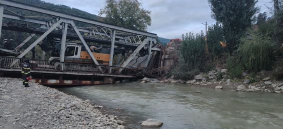 Trafic deviat  Un pod de fier s a deteriorat | imaginea 1