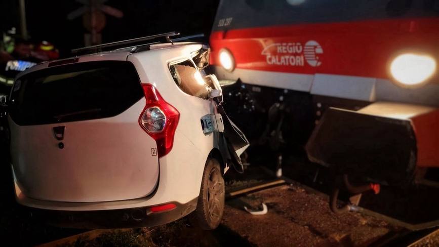 Accident feroviar  7 persoane aflate intr o masina implicata in coliziune | imaginea 1