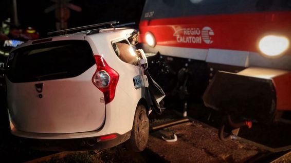 Accident feroviar  7 persoane aflate intr o masina implicata in coliziune | imaginea 1