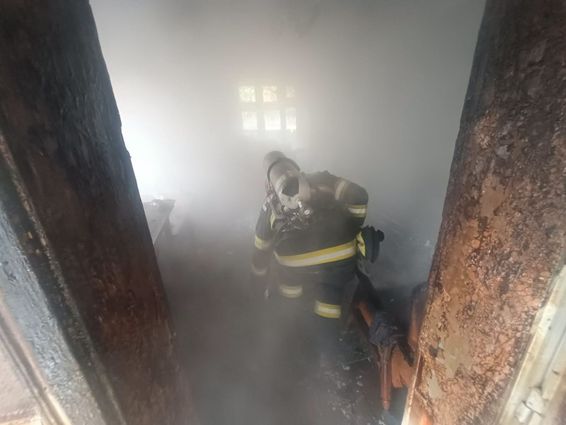 Alerta de incendiu dupa ce vecinii au vazut fum iesind din locuinta | imaginea 1