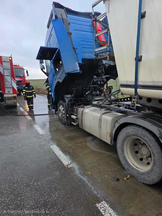 Camion in flacari | imaginea 1