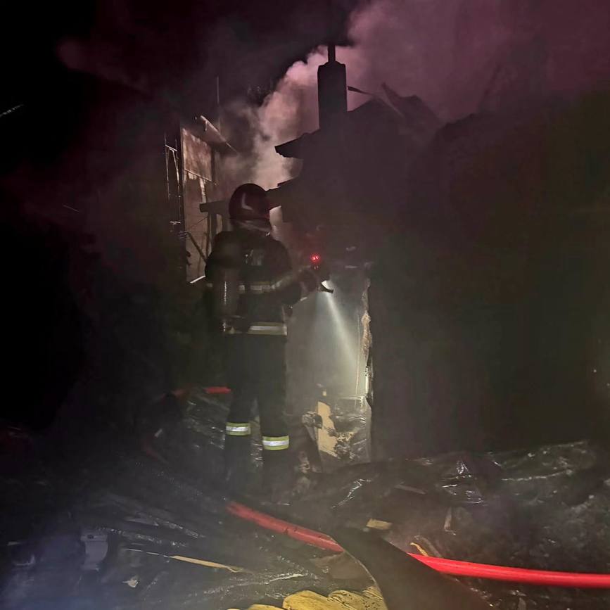 Doua case mistuite de flacari intr un incendiu violent | imaginea 1