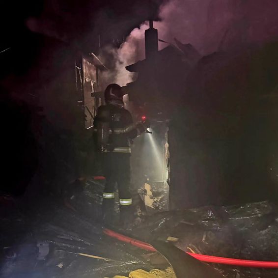 Doua case mistuite de flacari intr un incendiu violent | imaginea 1