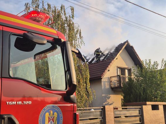 Doua locuinte au luat foc simultan din cauza sistemelor de incalzire | imaginea 1