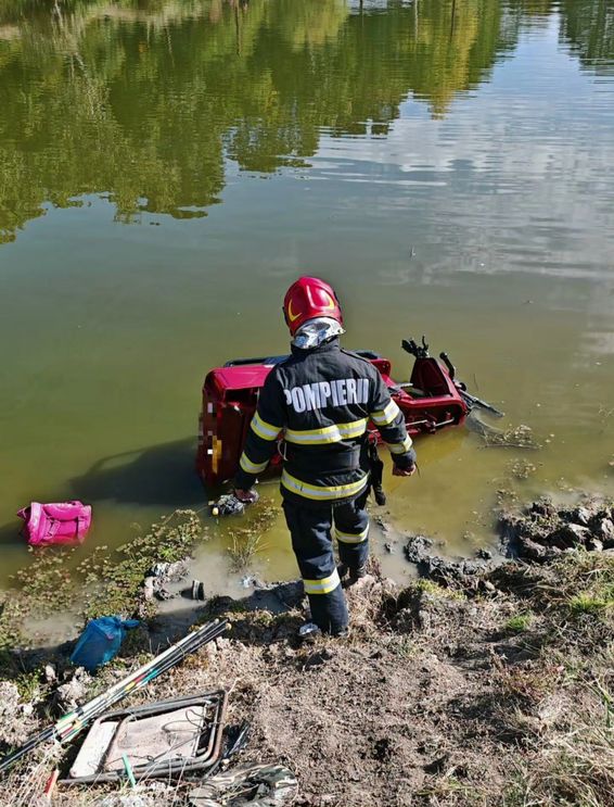 Doua persoane s au rasturnat cu un triciclu direct in canal | imaginea 1