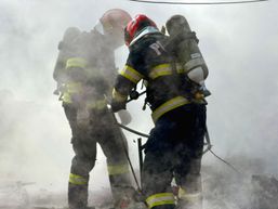 Explozie de butelie si flacari violente intr un incendiu de casa | imaginea 1