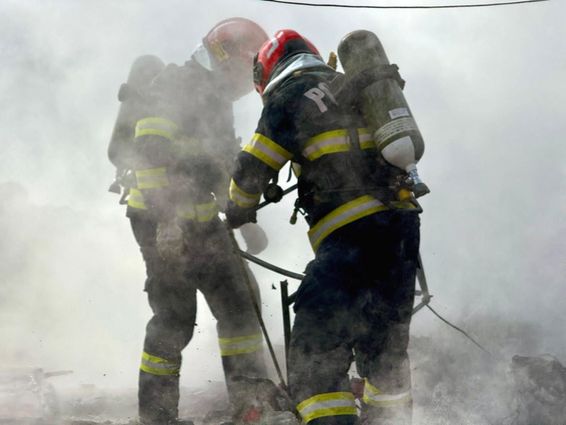 Explozie de butelie si flacari violente intr un incendiu de casa | imaginea 1