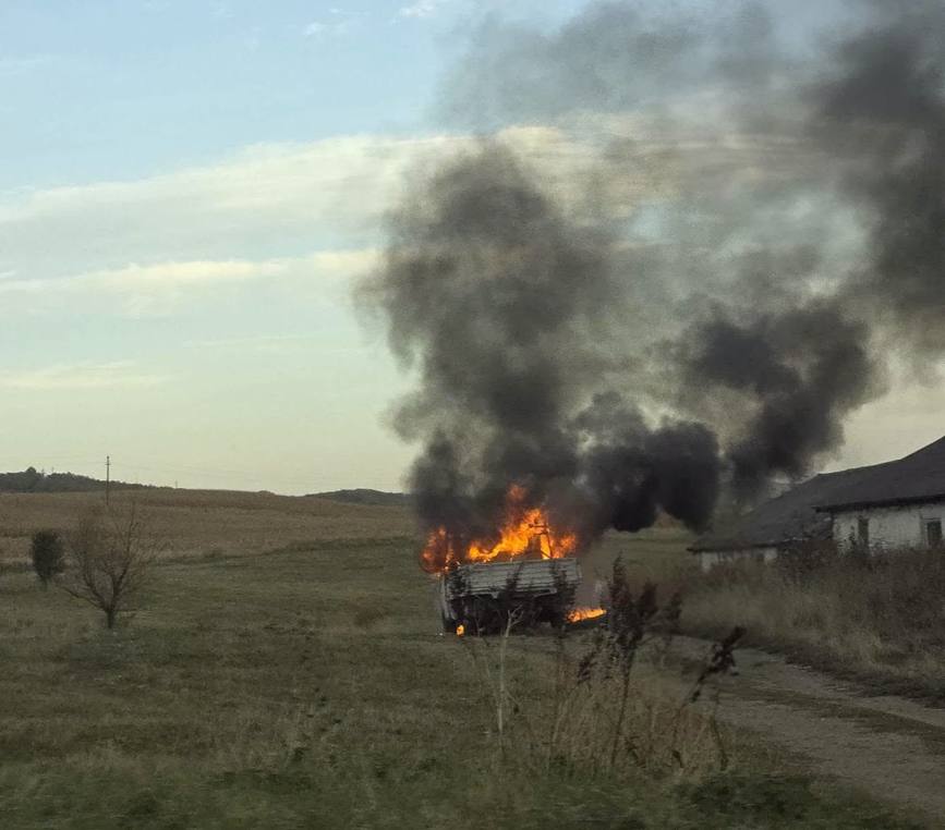 Incendiere intentionata  Autoutilitara in flacari | imaginea 1