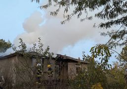 Incendiu violent  O casa a luat foc de la un scurtcircuit | imaginea 1