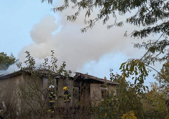 Incendiu violent  O casa a luat foc de la un scurtcircuit | imaginea 1