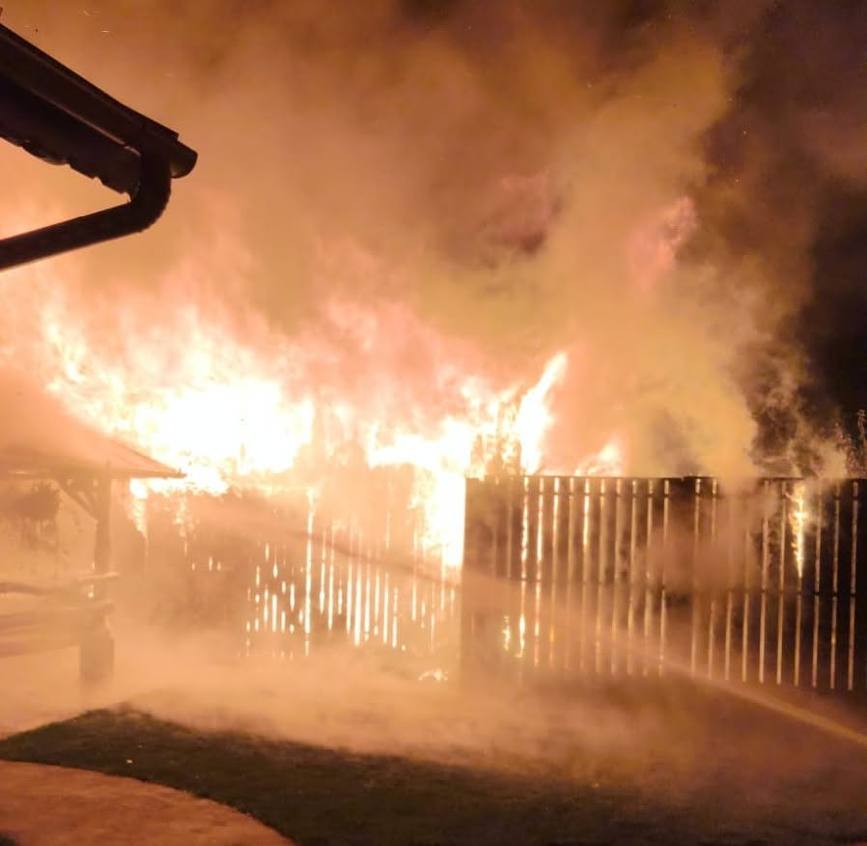 Incendiu violent izbucnit din cauza unei afumatori improvizate | imaginea 1