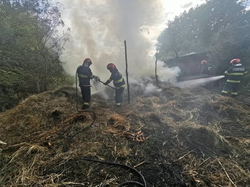 O singura scanteie  pagube uriase  Incendiu de furaje | imaginea 1