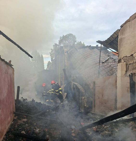 Vantul puternic a transformat un incendiu intr un dezastru | imaginea 1