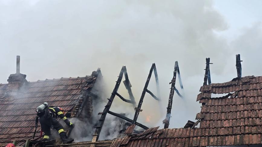 Weekend de foc in Bihor  Patru incendii violente | imaginea 1
