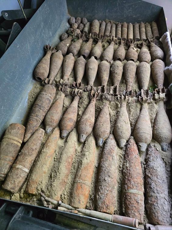 Zeci de proiectile si grenade  descoperite la o plimbare prin natura | imaginea 1