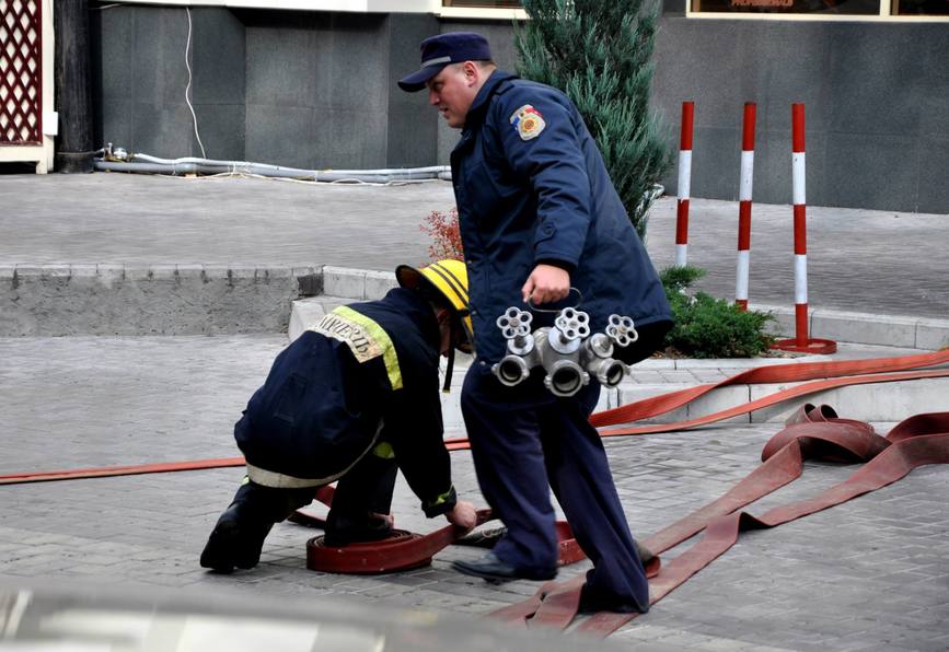 Incendiu intr un centru comercial | imaginea 1