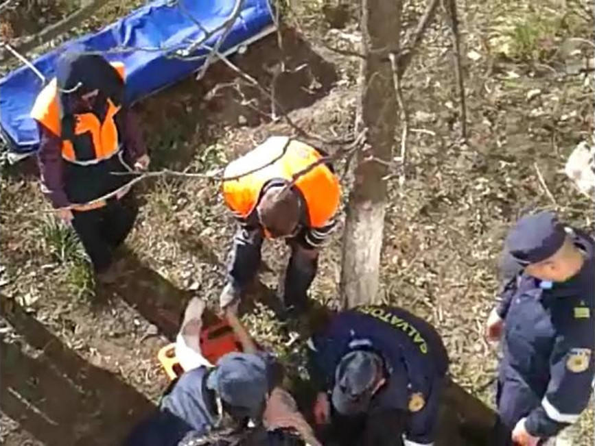 O femeie a fost salvata  dupa ce a cazut de la etajul doi | imaginea 2