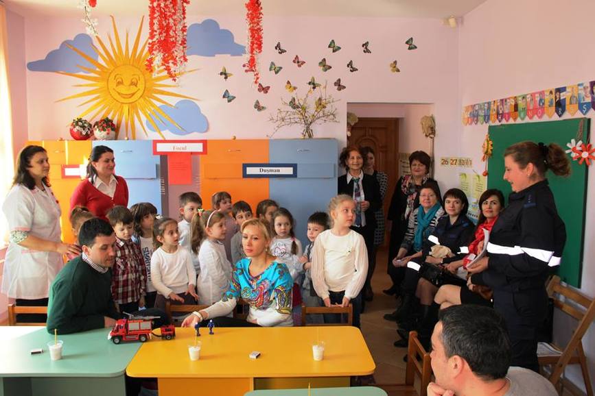 Copiii unei gradinite vor sa devina pompieri | imaginea 1