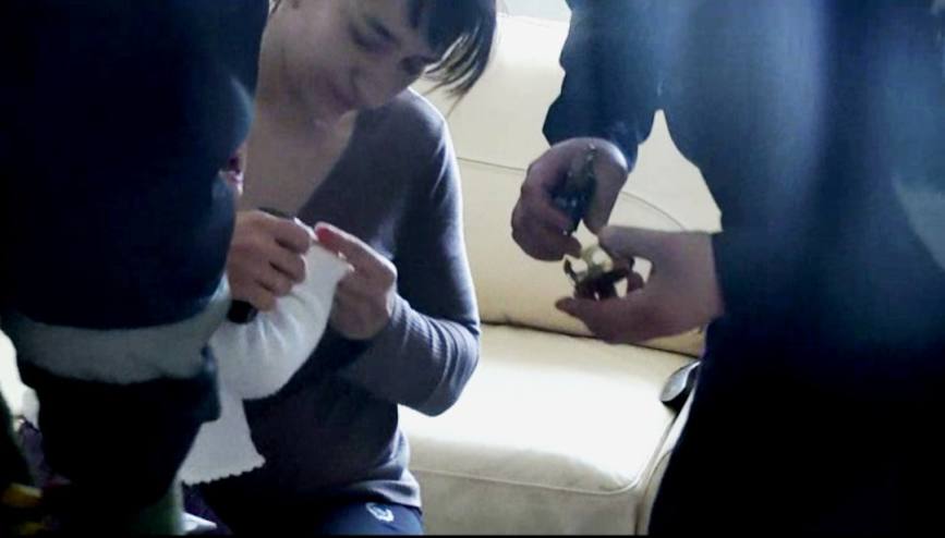Un copil de 18 luni ramas cu mina blocata in candela a fost salvat | imaginea 1