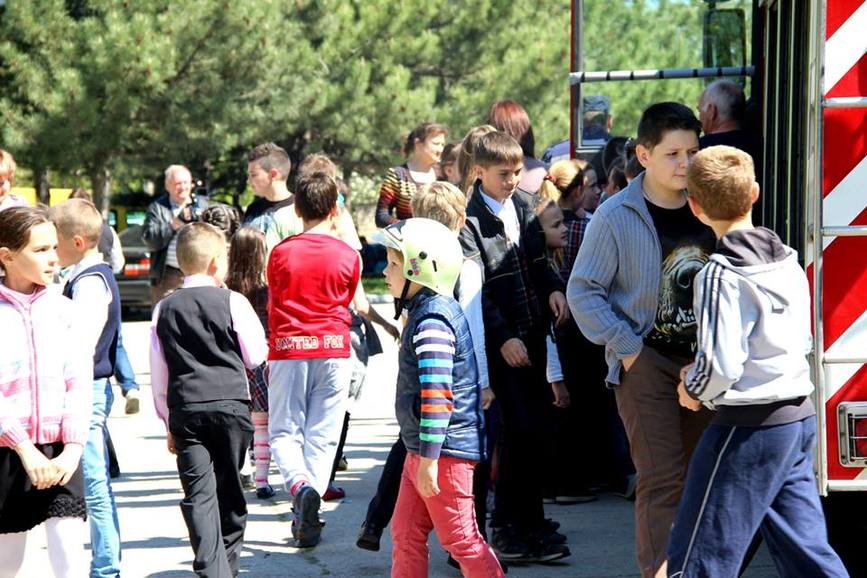 Pompierii englezi in vizita la copiii Liceului Teoretic  Ion Luca Caragiale | imaginea 1