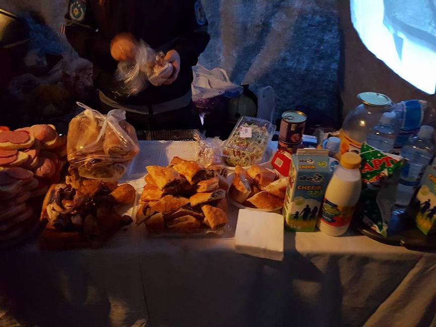 Locuitorii orasului au adus hrana pompierilor aflati 30 de ore in lupta cu focul | imaginea 1