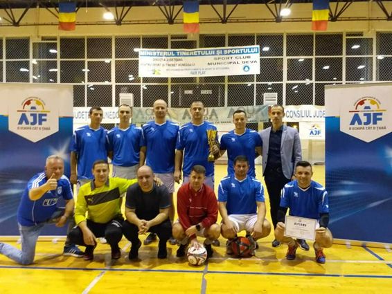 Pompierii hunedoreni sunt cei mai buni si la fotbal in sala | imaginea 1