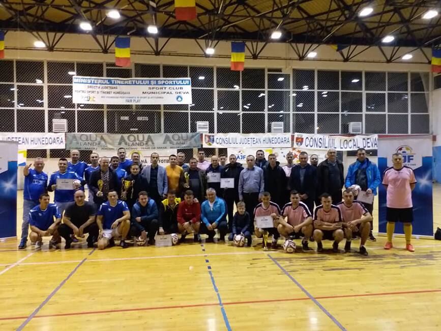 Pompierii hunedoreni sunt cei mai buni    si la fotbal in sala | imaginea 2