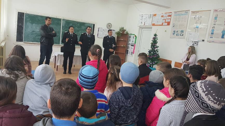 Actiuni de informare si educare preventiva desfasurate de ISU Mehedinti | imaginea 1