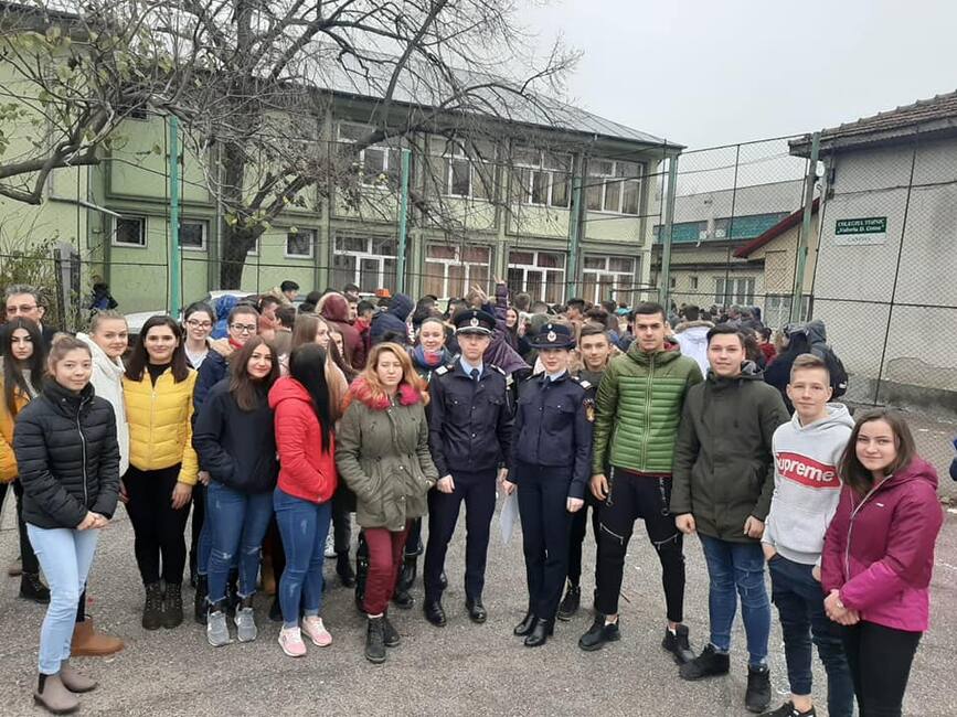 Exercitiu de alarmare evacuare in caz de incendiu la un colegiu tehnic din Focsani | imaginea 1