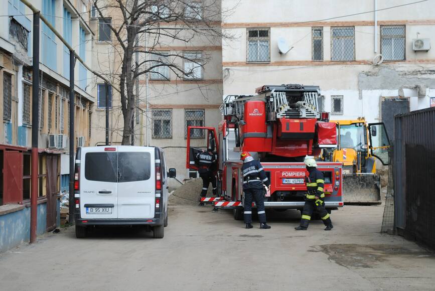 Exercitiu tactic desfasurat de echipajele ISU Calarasi la Spitalul Judetean de Urgenta | imaginea 1