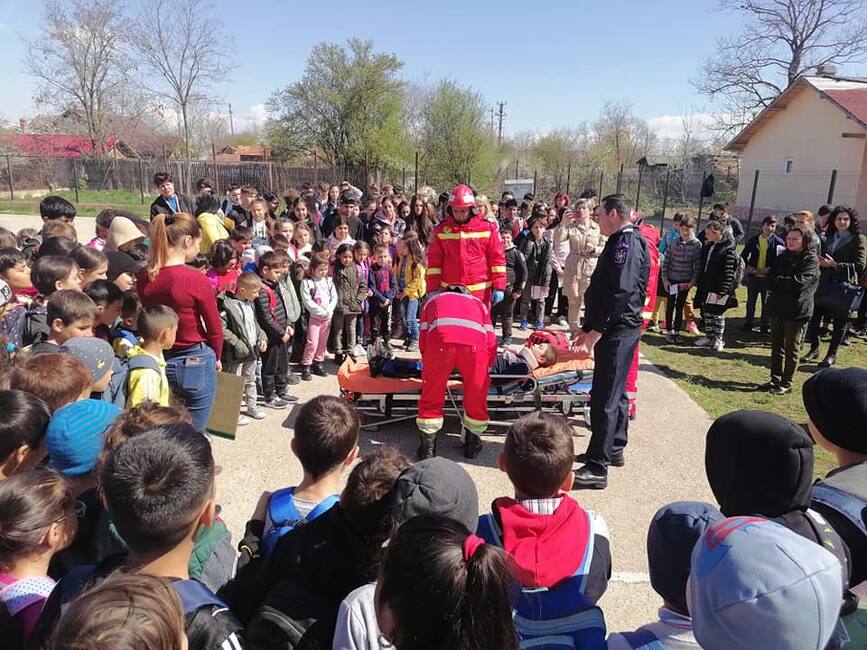 Elevii din Chiselet au primit cu bucurie vizita pompierilor | imaginea 1