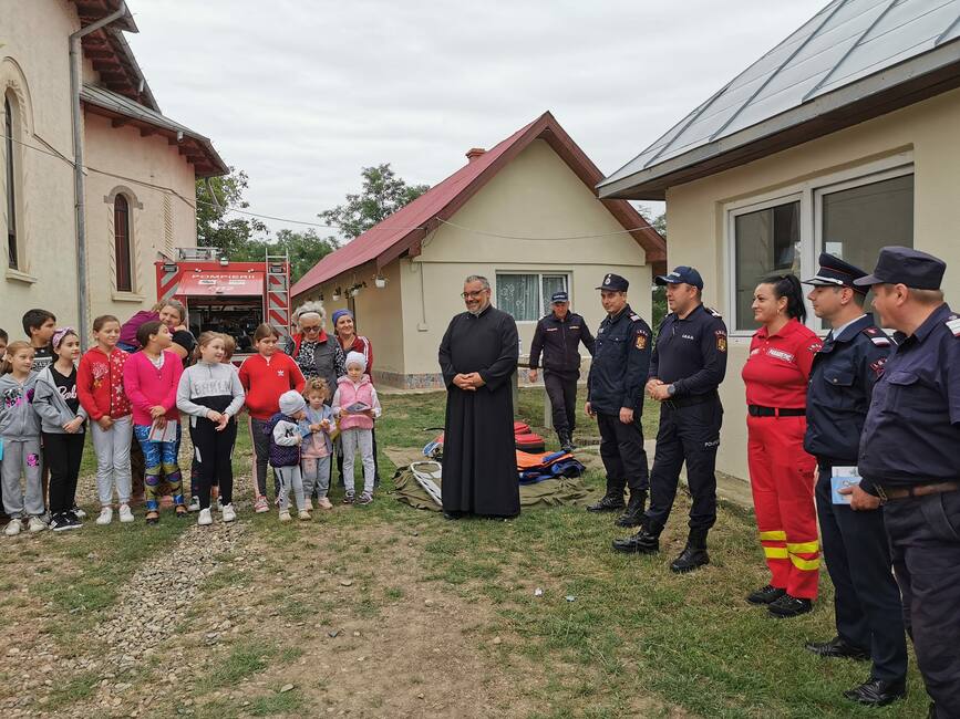 70 de copii au primit lectii de la pompierii botosaneni  la Scoala de vara | imaginea 1